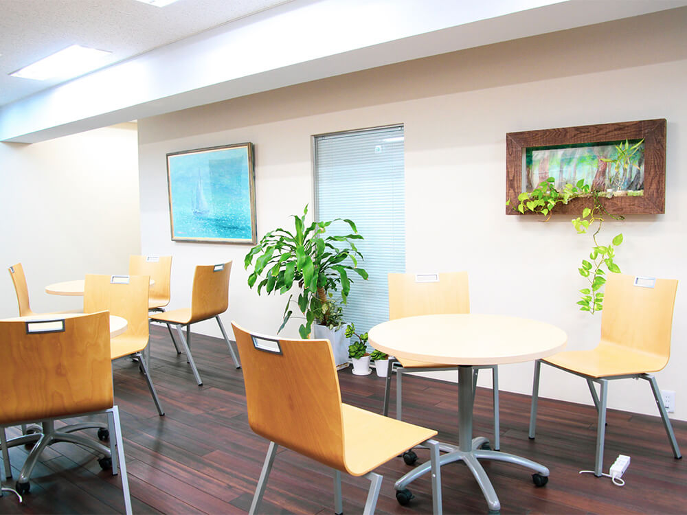 リタオフィスではきめ細かいコロナ感染防止対策を実施しています。毎月定期的の共有部分の空気環境測定を実施しております。①定期的オフィス共有スペース空気環境測定②消毒液ボトル設置③清掃時ドアノブなど消毒実施④曜日貸しスペースはスマートロック採用