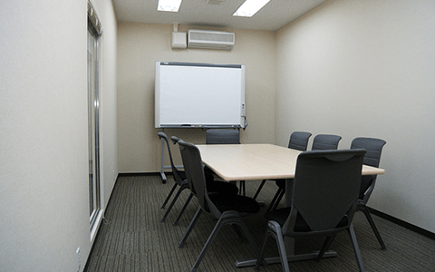 レンタルオフィス個室内に会議テーブルを持たなくても、お客様を呼ぶことができる会議室を完備。