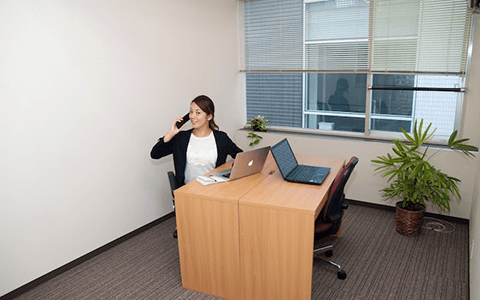 清潔感のあるリタオフィスのレンタルオフィス個室ブース