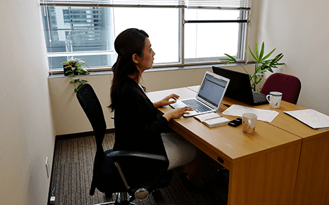 レンタルオフィス個室ブース内は、お一人での集中したお仕事にも向く、静寂で落ち着いた環境です。