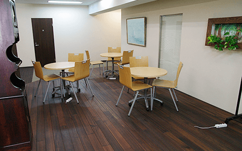 木目調がお洒落なリタオフィスの談話スペース