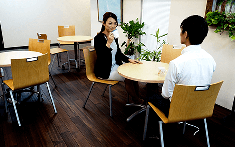 レンタルオフィスの個室内で行き詰った時のリフレッシュに最適と評判の談話スペース