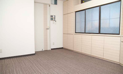 リタオフィス１階レンタルオフィス・ブースの充実した設備（たっぷり収納スペース & 障子風窓）