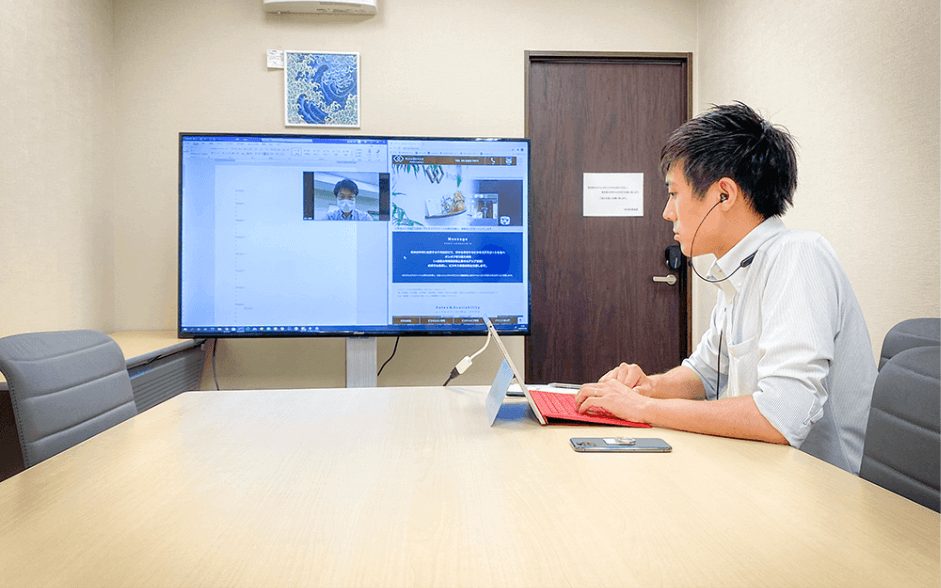 来客や社内会議のプレゼンテーションなどの際にはリタオフィスの会議室をご利用ください。